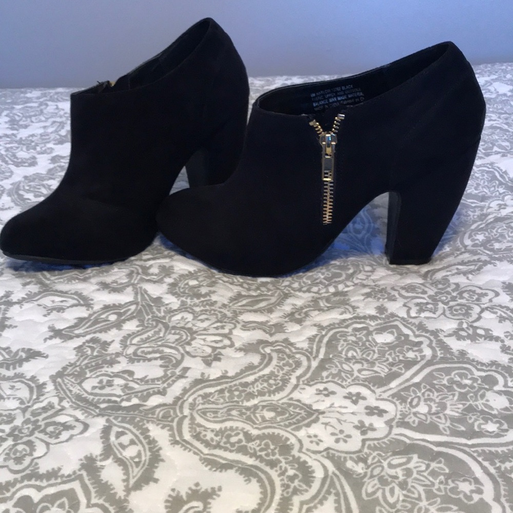 Black shoe boots